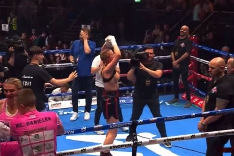 daniella hemsley flasg|Kingpyn Boxing results: Daniella Hemsley flashes audience after。